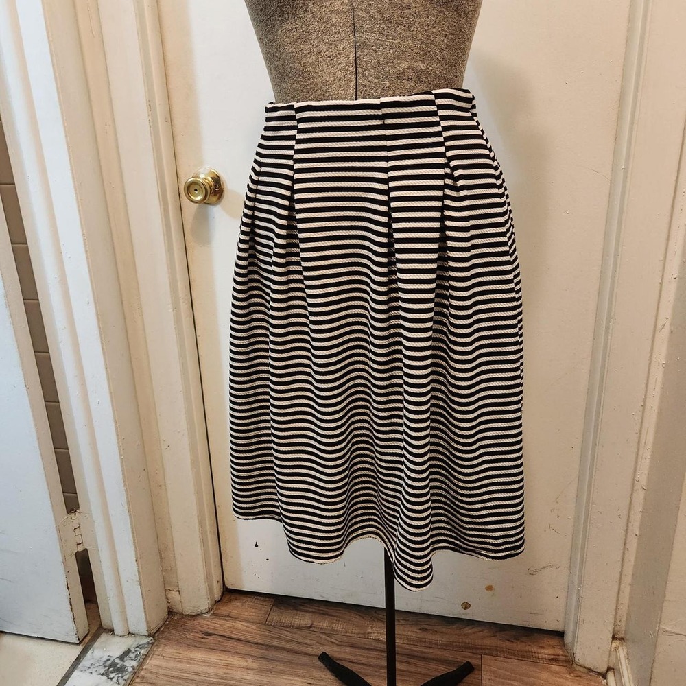 Black & White Striped Pleated Midi Skirt – Size M